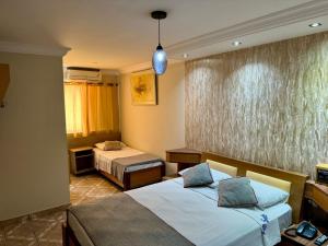 Una habitación de hotel con dos camas y una ventana. en San Francisco Plazza Hotel, en São Paulo