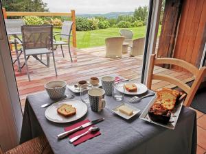 - une table avec de la nourriture sur la terrasse dans l'établissement les marronniers, à Cambremer