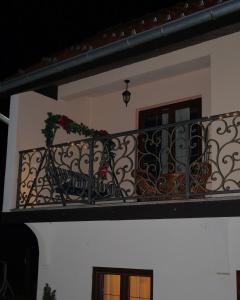 balcón con barandilla de hierro forjado y ventana en DREAM HOUSE Lis, 