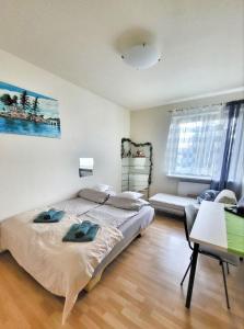 Ένα ή περισσότερα κρεβάτια σε δωμάτιο στο Apartament przy Alejach Jerozolimskich