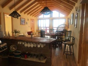 cocina y comedor con mesa y sillas en La paz, en Ojos Buenos