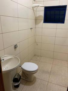 een badkamer met een toilet en een wastafel bij Casa para Temporada - Luminárias MG in Luminárias
