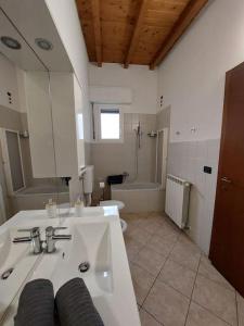 een badkamer met een wastafel en een toilet bij Smile Home! Graziosa casa con parcheggio e giardino in Bovísio-Masciago Milanese