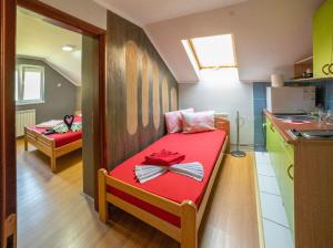 um quarto com uma cama vermelha com um laço em Vila Jovanovic em Ivanjica