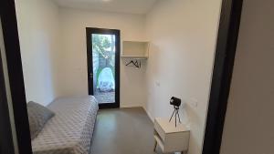 uma sala de estar com uma cama e um espelho em Casa Roca mdq em Mar del Plata