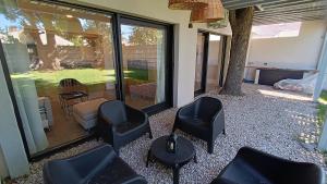 a waiting room with black chairs and a table at Casa Roca mdq in Mar del Plata