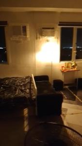 ein Wohnzimmer mit einem Bett und 2 Stühlen in der Unterkunft Home Sweet Home in Lias