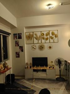 ein Wohnzimmer mit einem TV an der Wand mit Bildern in der Unterkunft Home Sweet Home in Lias
