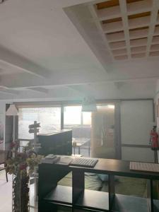 Pokój z biurkiem z klawiaturą i krzyżem w obiekcie Studio-Loft con Terraza w Madrycie