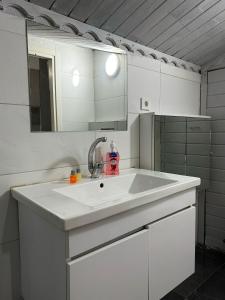 Baño blanco con lavabo y espejo en FORYOU SUİT OTEL en Estambul