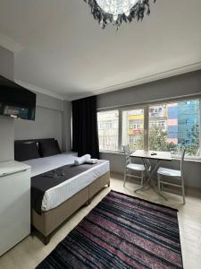 1 dormitorio con 1 cama, mesa y sillas en FORYOU SUİT OTEL en Estambul