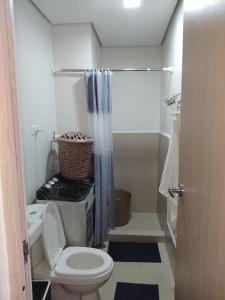 ein kleines Bad mit einem WC und einer Dusche in der Unterkunft Home Sweet Home in Lias