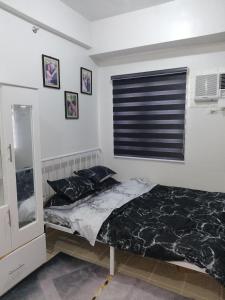 Schlafzimmer mit einem Bett und einem Fenster in der Unterkunft Home Sweet Home in Lias