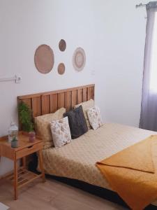 1 dormitorio con cama con almohadas y mesa en Appartement all in grey, en Agen