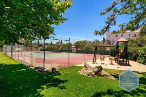 een park met een tennisbaan en een speeltuin bij Villa Rafaella 3 Dream Lodging in Albufeira