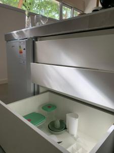 un armario blanco con un plato y una taza en él en Las Tipas mini loft Cafayate en Cafayate