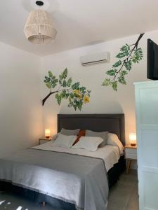 - une chambre avec un lit arboré sur le mur dans l'établissement Las Tipas mini loft Cafayate, à Cafayate