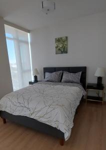 een slaapkamer met een bed met een zwart hoofdeinde bij Apartamento 2 Cuartos 1 Bano in Victoria