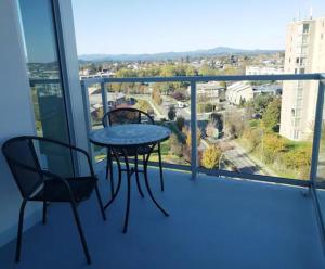 un tavolo e sedie su un balcone con vista di Apartamento 2 Cuartos 1 Bano a Victoria