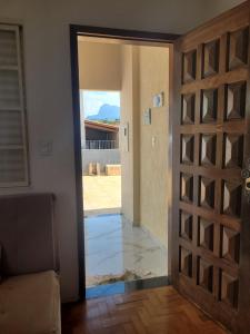 Drzwi otwarte do pokoju z widokiem na patio w obiekcie Canto das Montanhas w mieście Aiuruoca