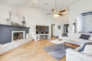 ein Wohnzimmer mit einer weißen Couch und einem Kamin in der Unterkunft Family-Friendly Ocean Springs Home Grill, Hot Tub in Ocean Springs