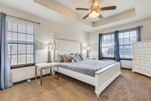 ein Schlafzimmer mit Bett und Deckenventilator in der Unterkunft Family-Friendly Ocean Springs Home Grill, Hot Tub in Ocean Springs