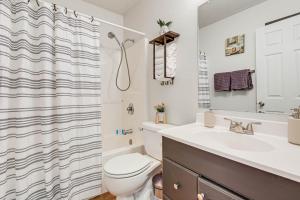 ein Badezimmer mit Waschbecken, WC und Duschvorhang in der Unterkunft Family-Friendly Ocean Springs Home Grill, Hot Tub in Ocean Springs + 23 Fotos