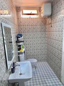 Ένα μπάνιο στο Appartement meublé avec Spa jacuzzi privatif