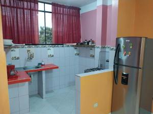 - une cuisine équipée d'un réfrigérateur en acier inoxydable dans l'établissement Depa - 204, à Moyobamba