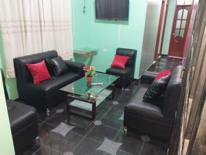 - un salon avec des chaises noires et une table en verre dans l'établissement Depa - 204, à Moyobamba