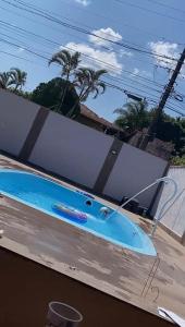 een blauw bad bovenop een huis bij Casa Térrea c/ Piscina - 100mts praia in Caraguatatuba