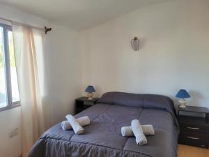 ein Schlafzimmer mit einem Bett mit zwei Handtüchern darauf in der Unterkunft Hostel Tierra Patagónica in Perito Moreno