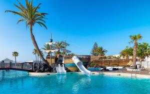 Bazén v ubytování H10 Suites Lanzarote Gardens nebo v jeho okolí