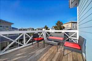 un balcone con due sedie e un tavolo di Peek A Boo View a Inlet Beach Altre 14 foto