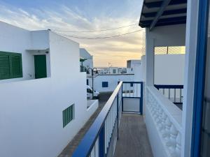 einen Balkon eines Hauses mit Blick auf den Himmel in der Unterkunft Fuente Dulce in Orzola