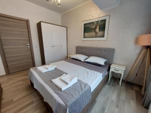 Un dormitorio con una cama con dos toallas encima. en Ida Summer Mamaia, en Mamaia