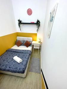 Tempat tidur dalam kamar di lavish Partition Room in Barsha Heights Near Internet City Metro