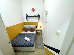 Postel nebo postele na pokoji v ubytování lavish Partition Room in Barsha Heights Near Internet City Metro