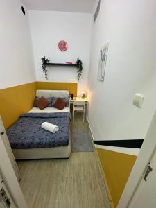 Postel nebo postele na pokoji v ubytování lavish Partition Room in Barsha Heights Near Internet City Metro