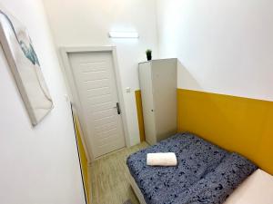 Postel nebo postele na pokoji v ubytování lavish Partition Room in Barsha Heights Near Internet City Metro