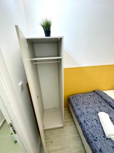 Postel nebo postele na pokoji v ubytování lavish Partition Room in Barsha Heights Near Internet City Metro