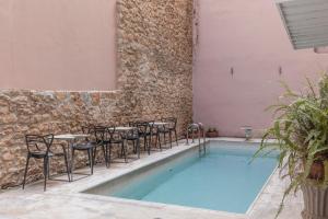 Bazén v ubytovaní Art Suites Athens alebo v jeho blízkosti