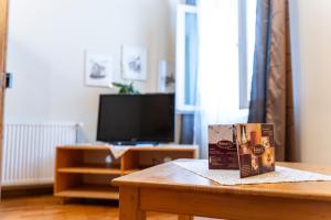 eine Schachtel auf einem Tisch im Wohnzimmer in der Unterkunft Fabini Apartments in Mediaş