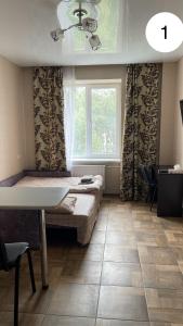 sypialnia z łóżkiem i oknem z zasłonami w obiekcie Ideal KH apartments w Charkowie
