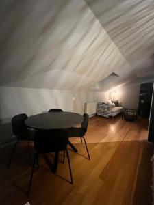 - une chambre avec une table, des chaises et un canapé dans l'établissement Mysig lägenhet!, à Göteborg