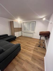 een woonkamer met een bank en een stoel bij Piasecki Apartamenty in Lublin