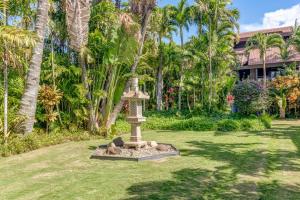 un monumento in pietra nel mezzo di un cortile con palme di Kihei Resort 202 a Kihei