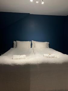 - un grand lit blanc avec 2 serviettes dans l'établissement Mysig lägenhet!, à Göteborg