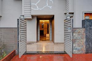 una puerta abierta que conduce a un edificio con un pasillo en Townhouse Hotel All In One Near City Centre Salt en Salt Lake City