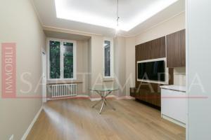 un soggiorno con tavolo e TV di Porta Venezia New Luxury apt - wifi full equiped a Milano